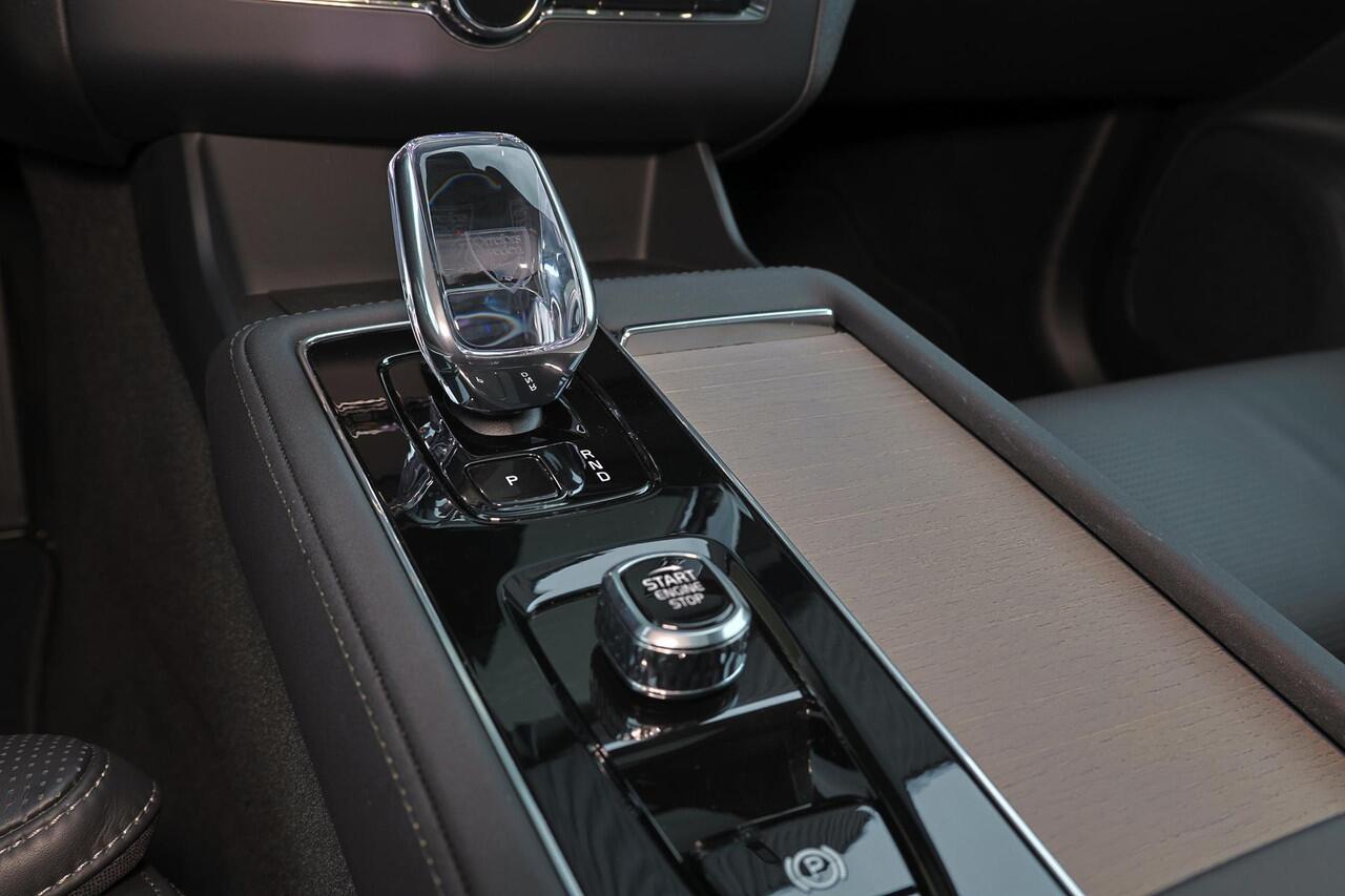 Volvo XC90 T8 Recharge AWD Ultra Dark - Luchtvering - Panorama/schuifdak - IntelliSafe Assist & Surround - 360º Camera - Bowers & Wilkins audio - Verwarmde voorstoelen, stuur & achterbank - Parkeersensoren voor & achter - Elektr. bedienb. voorstoelen met geheugen - 