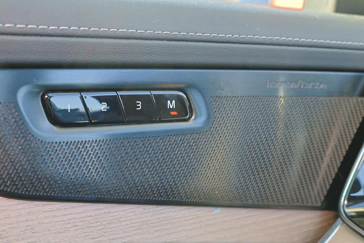 Volvo XC90 T8 Recharge AWD Plus Bright - Panorama/schuifdak - IntelliSafe Assist & Surround - 360º Camera - Harman/Kardon audio - Adaptieve LED koplampen - Verwarmde voorstoelen, stuur & achterbank - Parkeersensoren voor & achter - Elektr. bedienb. voorstoelen met g