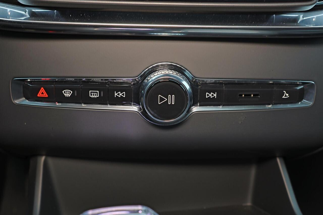 Volvo XC90 T8 Recharge AWD Ultra Dark - Luchtvering - Panorama/schuifdak - IntelliSafe Assist & Surround - 360º Camera - Bowers & Wilkins audio - Adaptieve LED koplampen - Verwarmde voorstoelen, stuur & achterbank - Parkeersensoren voor & achter - Elektr. bedienb. v