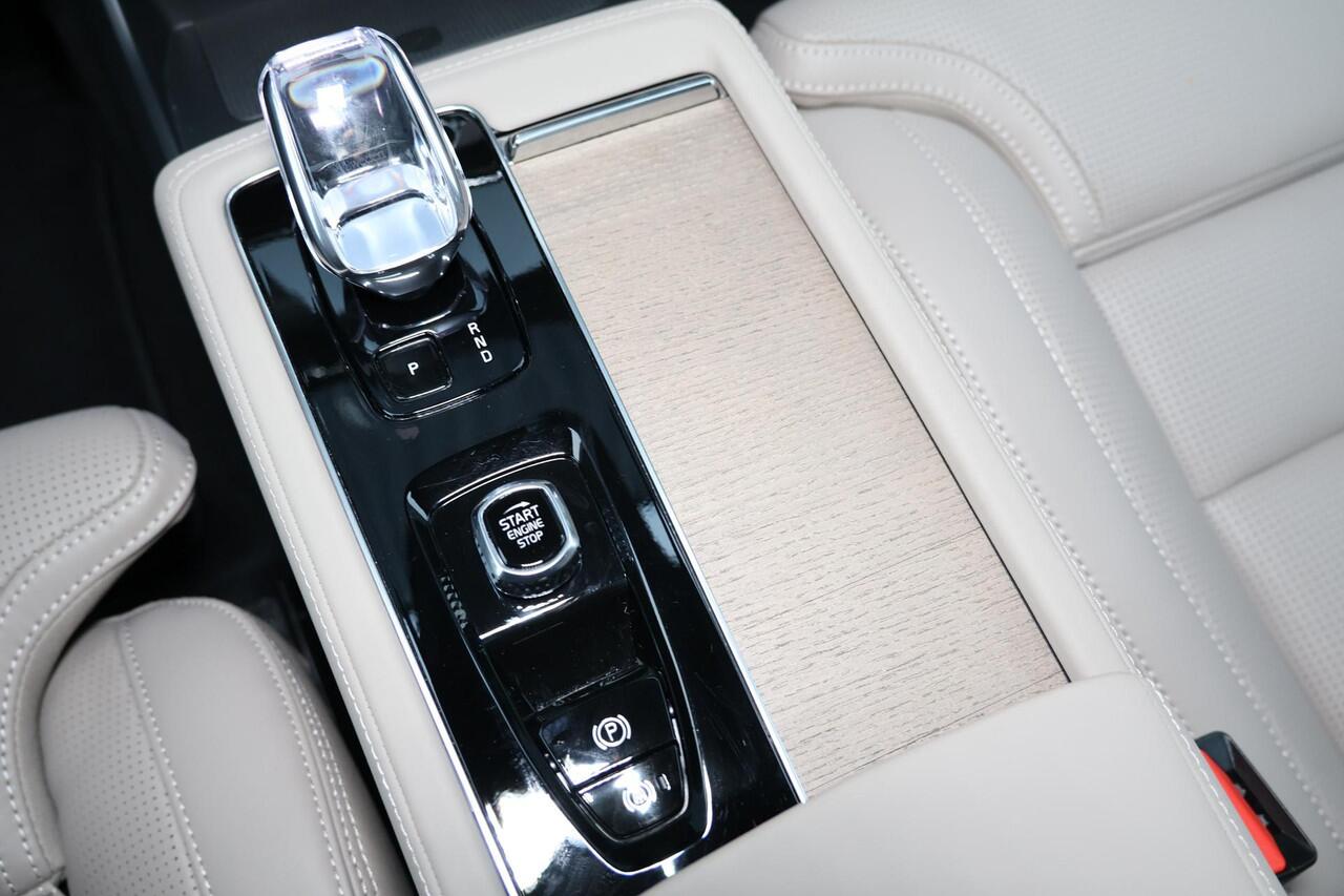 Volvo XC90 T8 Recharge AWD Ultra Bright - Luchtvering - Panorama/schuifdak - IntelliSafe Assist & Surround - 360º Camera - Bowers & Wilkins audio - Adaptieve LED koplampen - Verwarmde voorstoelen, stuur & achterbank - Parkeersensoren voor & achter - Elektr. bedienb.