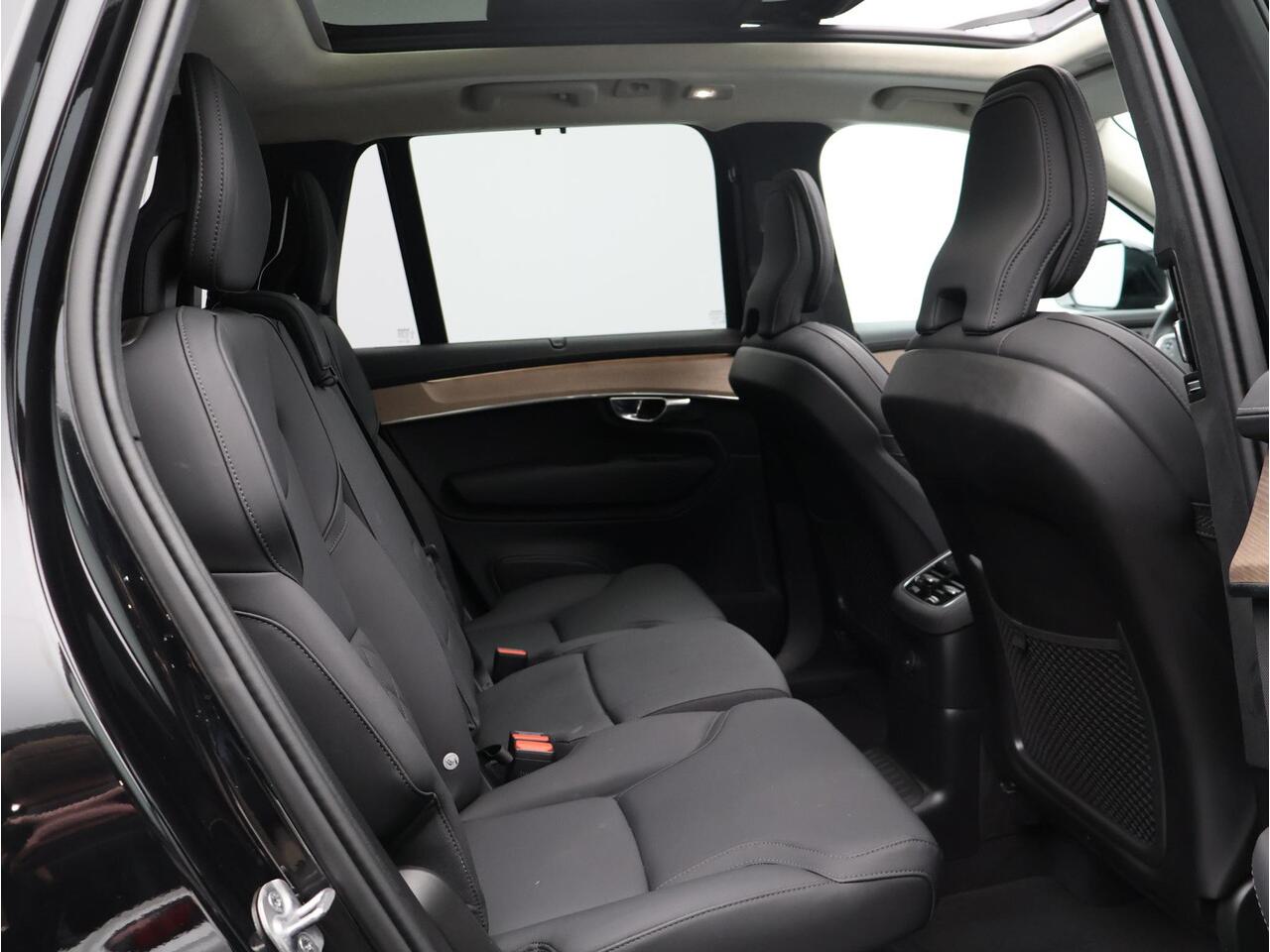 Volvo XC90 T8 Plug-in hybrid AWD Ultra Dark / Luchtvering / Head-Up Display / Pano. dak / 360 camera / Stoel-, stuur-, achterbankverwarming / Harman Kardon / Elektr. stoelverstelling / Blis