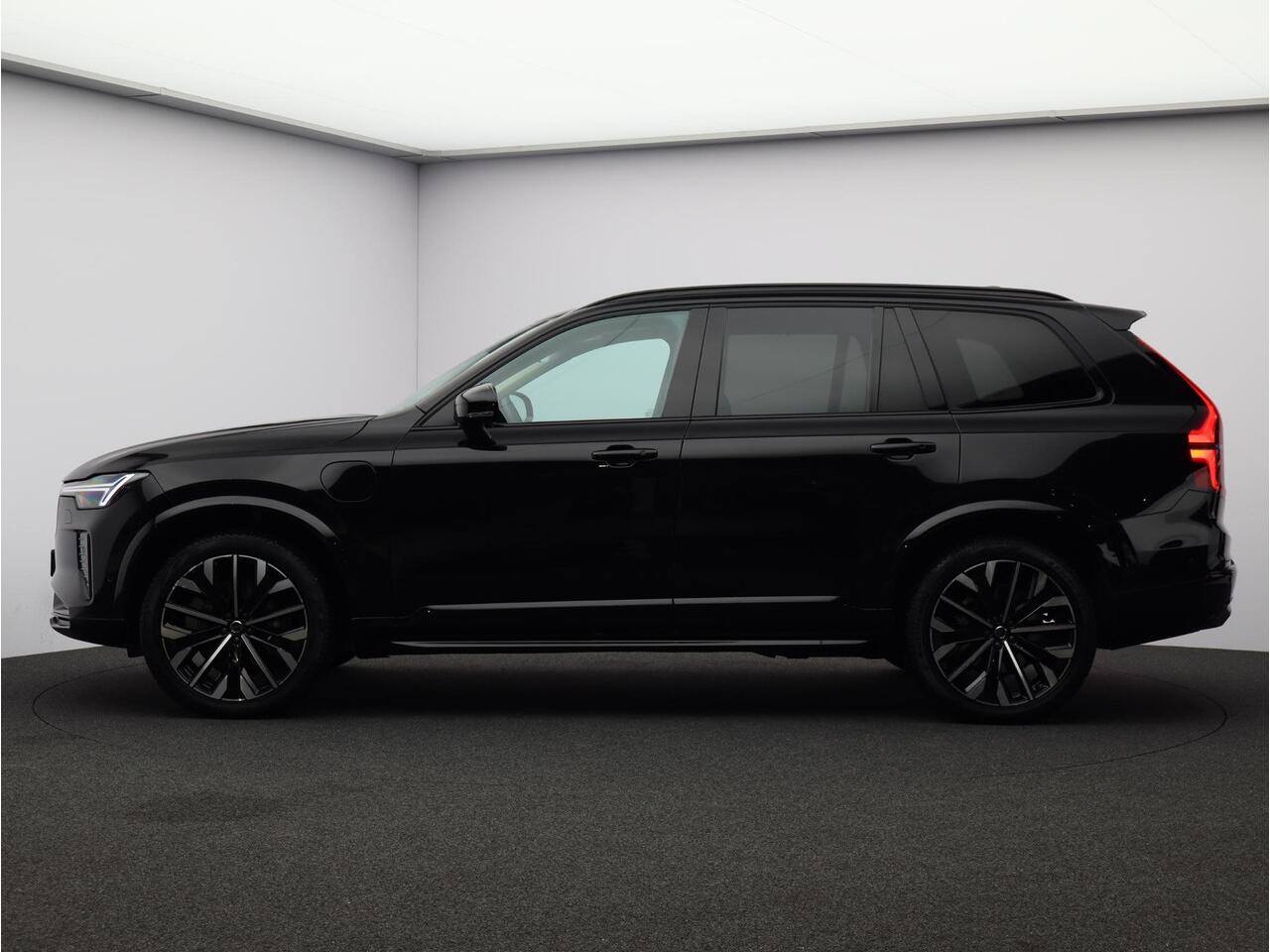 Volvo XC90 T8 Plug-in hybrid AWD Ultra Dark / Luchtvering / Head-Up Display / Pano. dak / 360 camera / Stoel-, stuur-, achterbankverwarming / Harman Kardon / Elektr. stoelverstelling / Blis