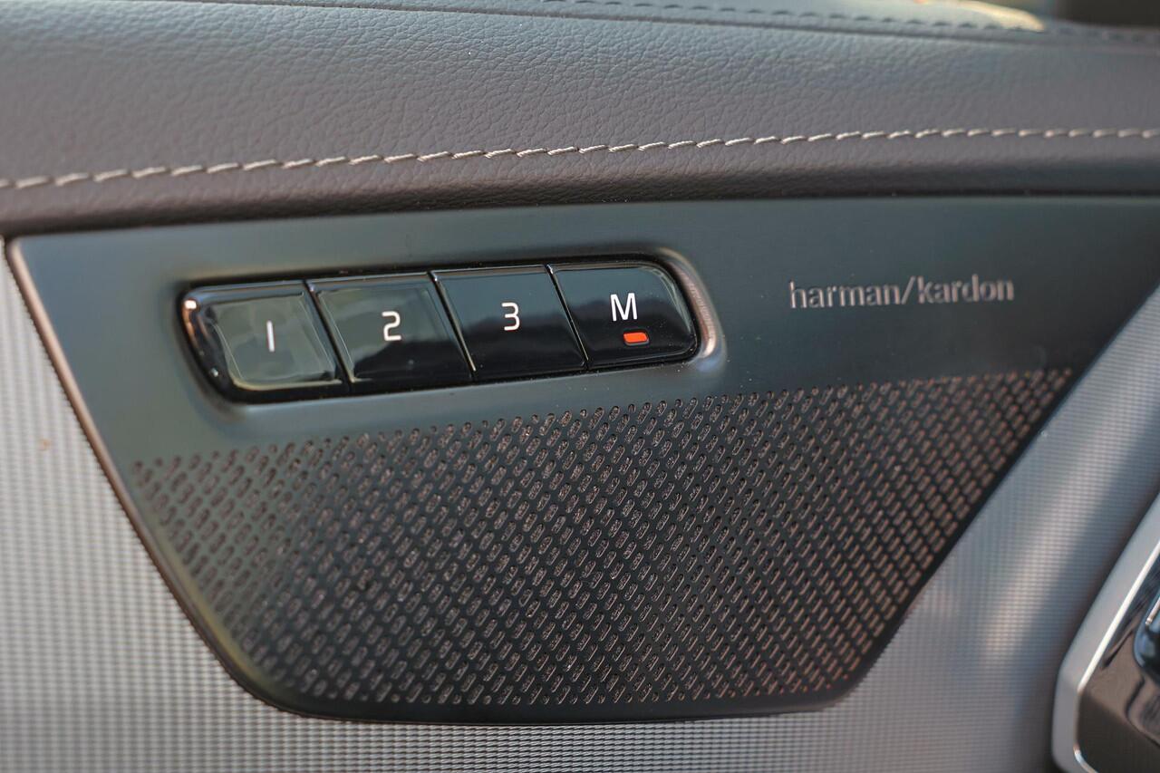 Volvo XC90 T8 Recharge AWD Ultra Dark - Panorama/schuifdak - IntelliSafe Assist & Surround - 360º Camera - Harman/Kardon audio - Adaptieve LED koplampen - Verwarmde voorstoelen, stuur & achterbank - Parkeersensoren voor & achter - Elektr. bedienb. voorstoelen met ge