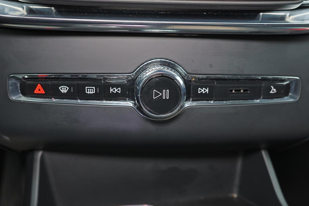 Volvo XC90 T8 Recharge AWD Plus Dark - Panorama/schuifdak - IntelliSafe Assist & Surround - 360º Camera - Harman/Kardon audio - Adaptieve LED koplampen - Verwarmde voorstoelen, stuur & achterbank - Parkeersensoren voor & achter - Elektr. bedienb. voorstoelen met geh