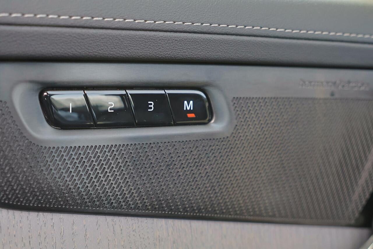 Volvo XC90 T8 Recharge AWD Plus Dark - Panorama/schuifdak - IntelliSafe Assist & Surround - 360º Camera - Harman/Kardon audio - Adaptieve LED koplampen - Verwarmde voorstoelen, stuur & achterbank - Parkeersensoren voor & achter - Elektr. bedienb. voorstoelen met geh