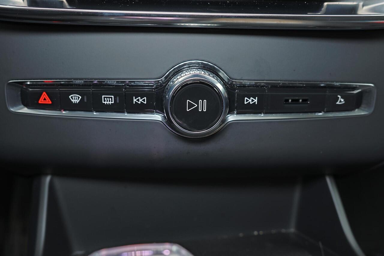 Volvo XC90 T8 Recharge AWD Ultra Dark - Panorama/schuifdak - IntelliSafe Assist & Surround - 360º Camera - Harman/Kardon audio - Adaptieve LED koplampen - Verwarmde voorstoelen, stuur & achterbank - Parkeersensoren voor & achter - Elektr. bedienb. voorstoelen met ge