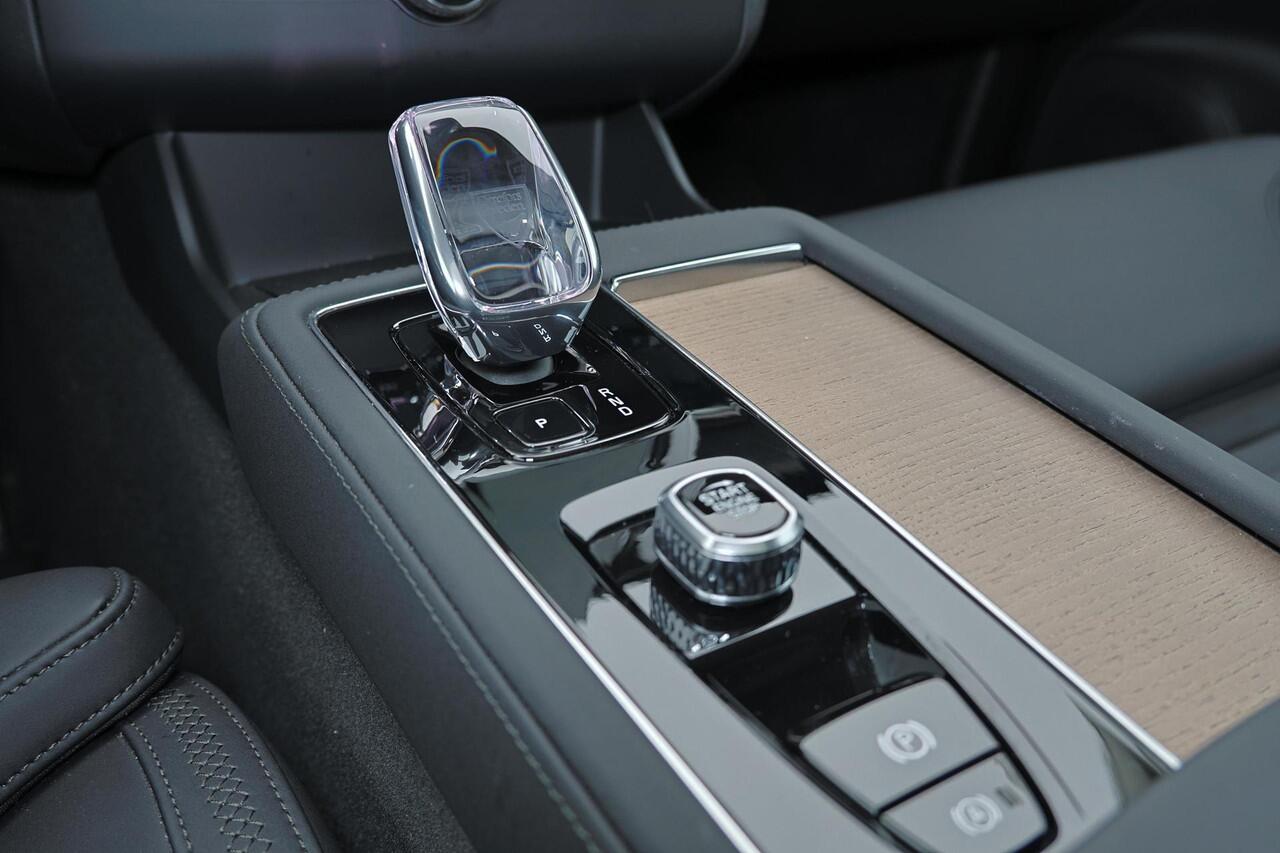 Volvo XC90 T8 Recharge AWD Ultra Dark - Panorama/schuifdak - IntelliSafe Assist & Surround - 360º Camera - Harman/Kardon audio - Adaptieve LED koplampen - Verwarmde voorstoelen, stuur & achterbank - Parkeersensoren voor & achter - Elektr. bedienb. voorstoelen met ge