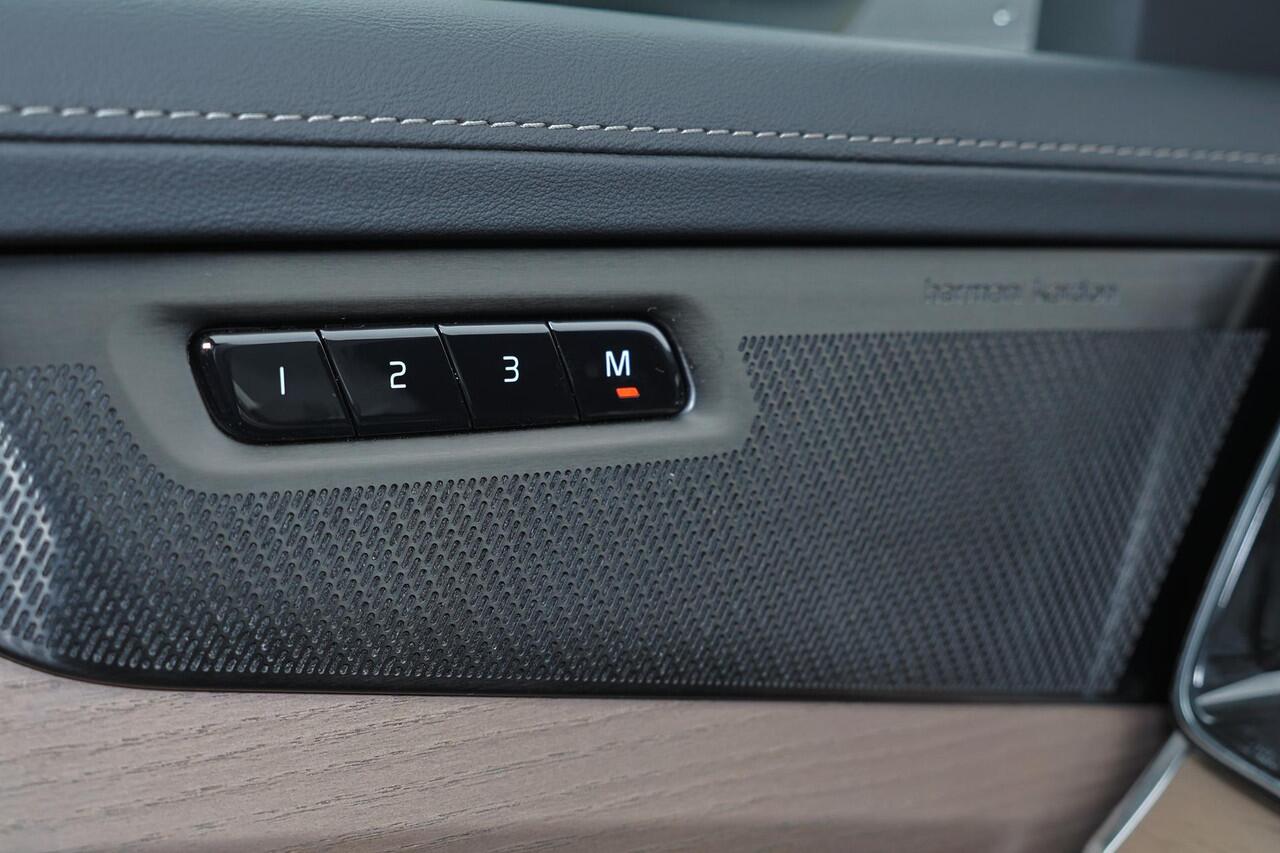 Volvo XC90 T8 Recharge AWD Ultra Dark - Panorama/schuifdak - IntelliSafe Assist & Surround - 360º Camera - Harman/Kardon audio - Adaptieve LED koplampen - Verwarmde voorstoelen, stuur & achterbank - Parkeersensoren voor & achter - Elektr. bedienb. voorstoelen met ge