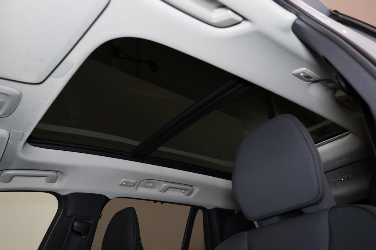 Volvo XC90 T8 Recharge AWD Ultra Dark - Panorama/schuifdak - IntelliSafe Assist & Surround - 360º Camera - Harman/Kardon audio - Adaptieve LED koplampen - Verwarmde voorstoelen, stuur & achterbank - Parkeersensoren voor & achter - Elektr. bedienb. voorstoelen met ge