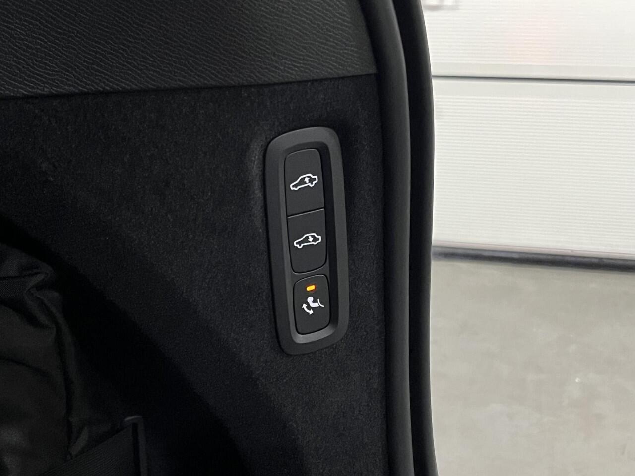 Volvo XC90 2.0 T8 Plug-in hybrid AWD Ultra Dark Luchtvering | Bowers & Wilkins | Massage | Trekhaak | Adapt. Cruise | Stoelventilatie | 22" wielen | 360 camera | Head-up