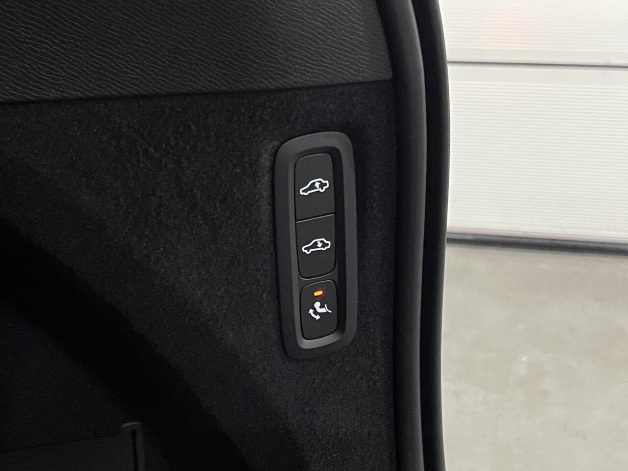 Volvo XC90 2.0 T8 Plug-in hybrid AWD Ultra Dark Luchtvering | Bowers & Wilkins | Massage | Trekhaak | Adapt. Cruise | Stoelventilatie | 22" wielen | 360 camera | Head-up