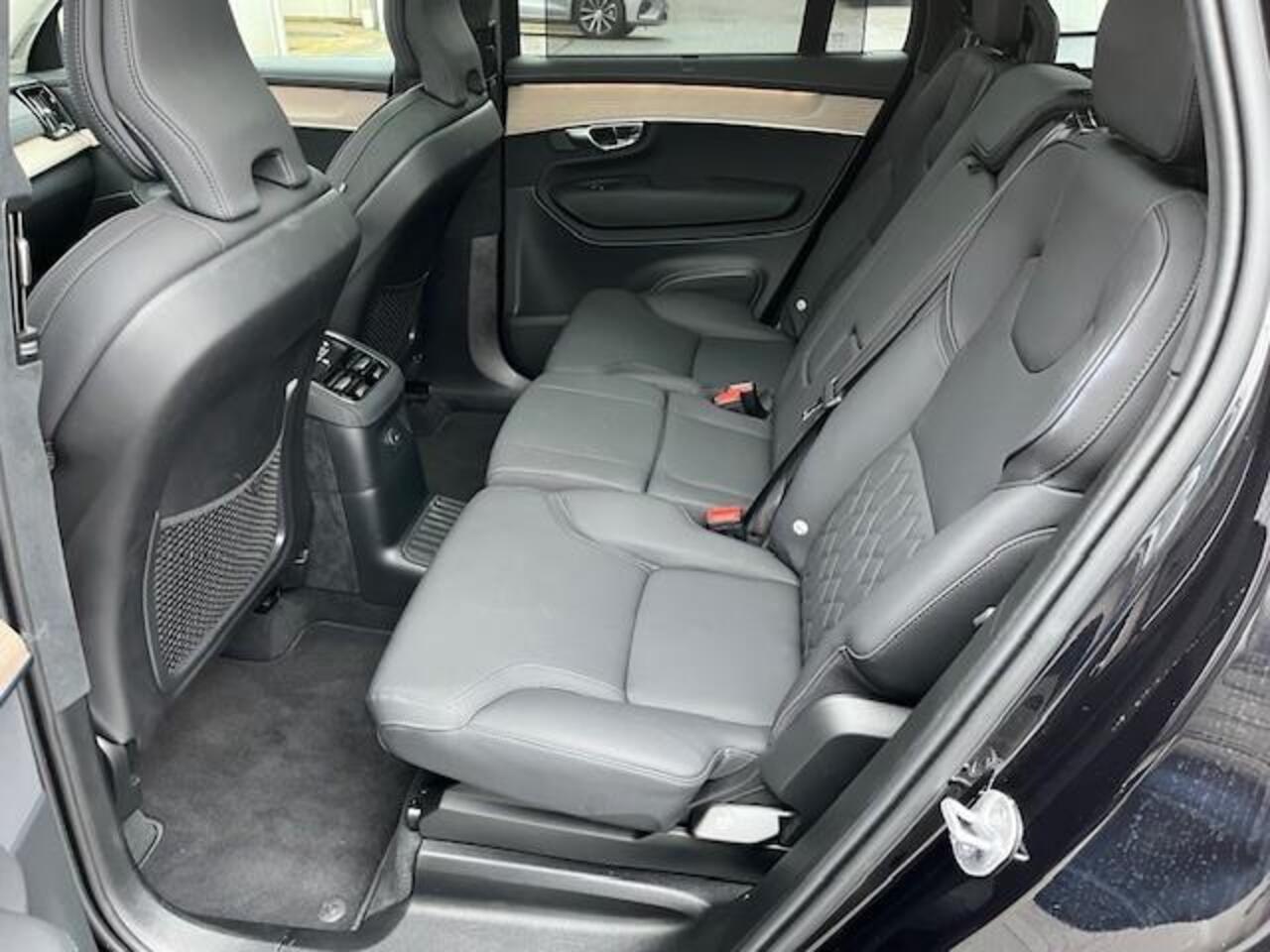 Volvo XC90 T8 Plug-in hybrid AWD Ultra Dark | Google | Long Range | Harman Kardon Audio | Lederen Bekleding | Adaptieve Cruise Control | 360 Camera | Head-Up Display | Elek. Stoelen | Getint Glas | Luchtvering | Stoel-/Stuurverwarming | Memory | Keyless | Schuif-/Ka