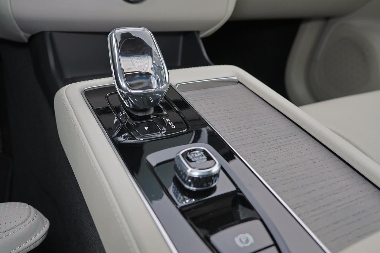 Volvo XC90 T8 Recharge AWD Ultra Bright - Luchtvering - Panorama/schuifdak - IntelliSafe Assist & Surround - 360º Camera - Bowers & Wilkins audio - Adaptieve LED koplampen - Verwarmde voorstoelen, stuur & achterbank - Parkeersensoren voor & achter - Elektr. bedienb.