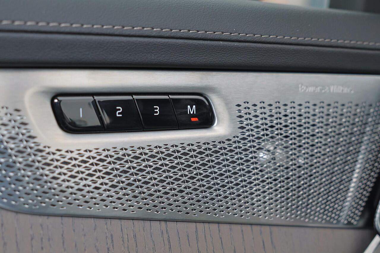 Volvo XC90 T8 Recharge AWD Ultra Bright - Luchtvering - Panorama/schuifdak - IntelliSafe Assist & Surround - 360º Camera - Bowers & Wilkins audio - Adaptieve LED koplampen - Verwarmde voorstoelen, stuur & achterbank - Parkeersensoren voor & achter - Elektr. bedienb.