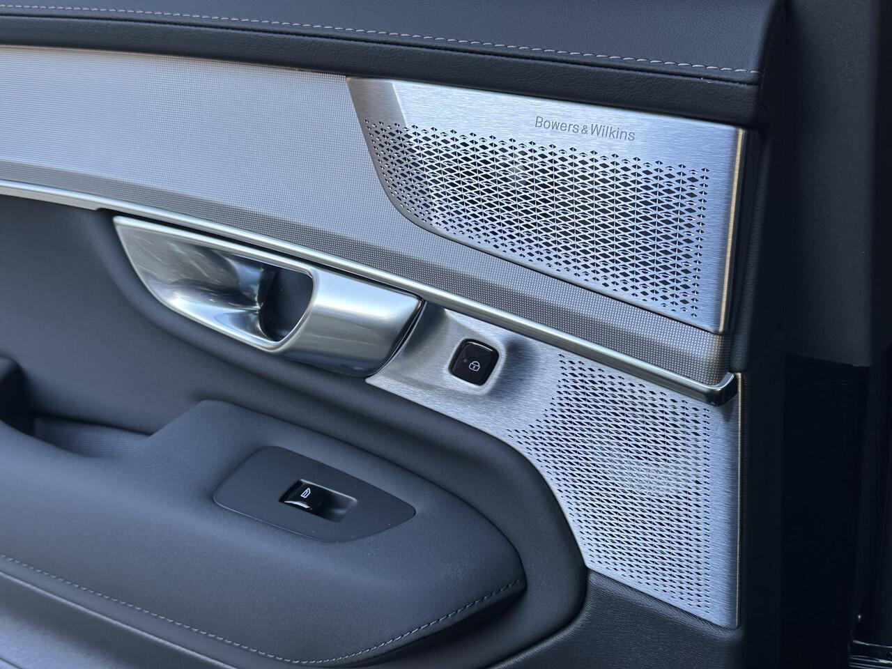 Volvo XC90 2.0 T8 Plug-in hybrid AWD Ultra Dark 22 inch/ luchtvering/ Bowers & Wilkens / extra getint glas/ massagestoelen met ventilatie