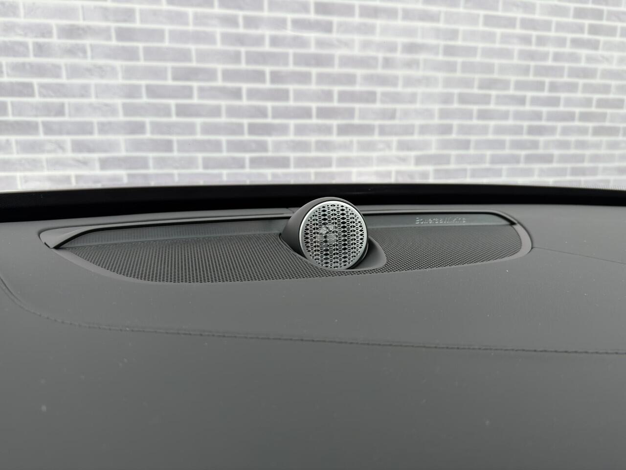 Volvo XC90 2.0 T8 Plug-in hybrid AWD Ultra Dark | Adaptieve Cruise Control | Luchtvering | Trekhaak | Panoramadak | Bowers & Wilkins Audio | Nappa Lederen Bekleding | Stoel-/Stuurverwarming | 360 Parkeercamera | 22" Velgen |