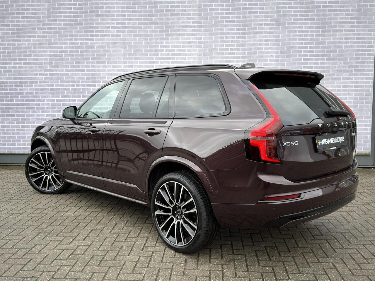 Volvo XC90 2.0 T8 Plug-in hybrid AWD Ultra Dark | Adaptieve Cruise Control | Luchtvering | Trekhaak | Panoramadak | Bowers & Wilkins Audio | Nappa Lederen Bekleding | Stoel-/Stuurverwarming | 360 Parkeercamera | 22" Velgen |