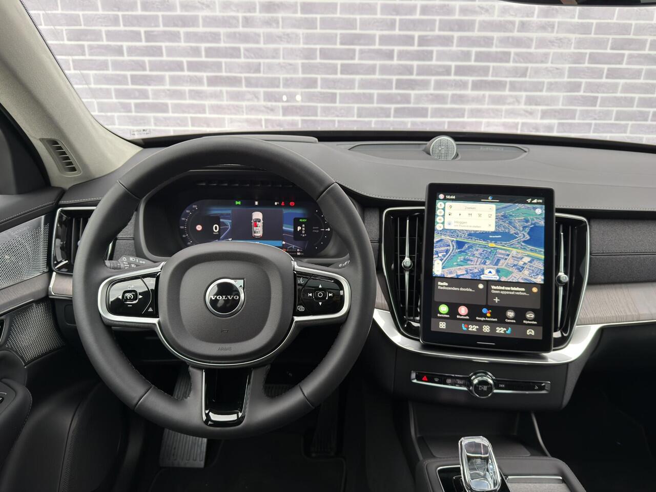 Volvo XC90 2.0 T8 Plug-in hybrid AWD Ultra Dark | Adaptieve Cruise Control | Luchtvering | Trekhaak | Panoramadak | Bowers & Wilkins Audio | Nappa Lederen Bekleding | Stoel-/Stuurverwarming | 360 Parkeercamera | 22" Velgen |