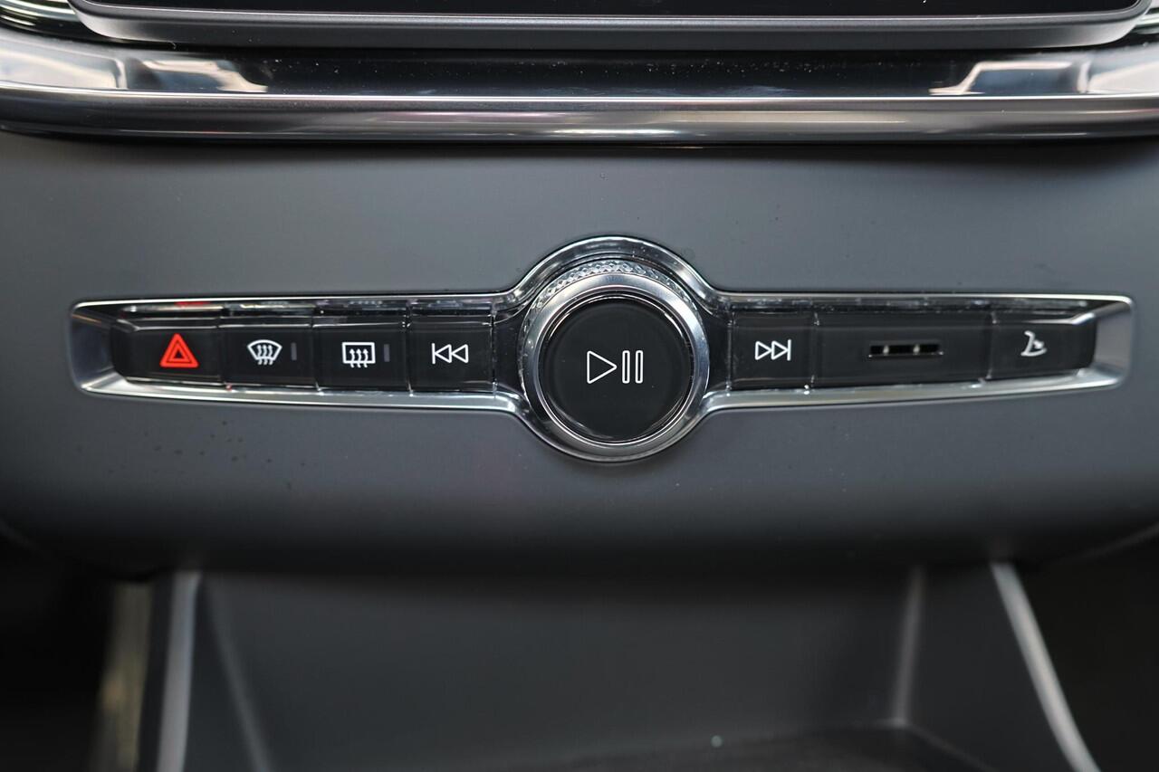 Volvo XC90 T8 Recharge AWD Ultra Dark - Luchtvering - Panorama/schuifdak - IntelliSafe Assist & Surround - 360º Camera - Bowers & Wilkins audio - Adaptieve LED koplampen - Verwarmde voorstoelen, stuur & achterbank - Parkeersensoren voor & achter - Elektr. bedienb. v