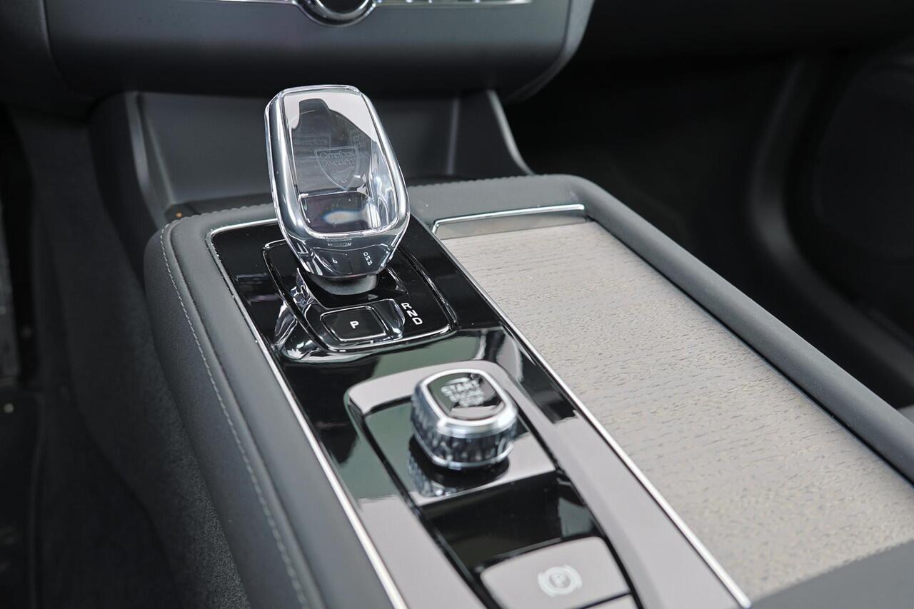 Volvo XC90 T8 Recharge AWD Ultra Dark - Luchtvering - Panorama/schuifdak - IntelliSafe Assist & Surround - 360º Camera - Bowers & Wilkins audio - Adaptieve LED koplampen - Verwarmde voorstoelen, stuur & achterbank - Parkeersensoren voor & achter - Elektr. bedienb. v