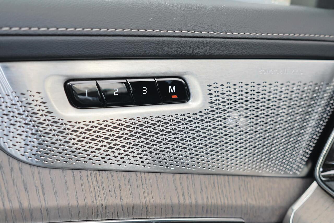 Volvo XC90 T8 Recharge AWD Ultra Dark - Luchtvering - Panorama/schuifdak - IntelliSafe Assist & Surround - 360º Camera - Bowers & Wilkins audio - Adaptieve LED koplampen - Verwarmde voorstoelen, stuur & achterbank - Parkeersensoren voor & achter - Elektr. bedienb. v