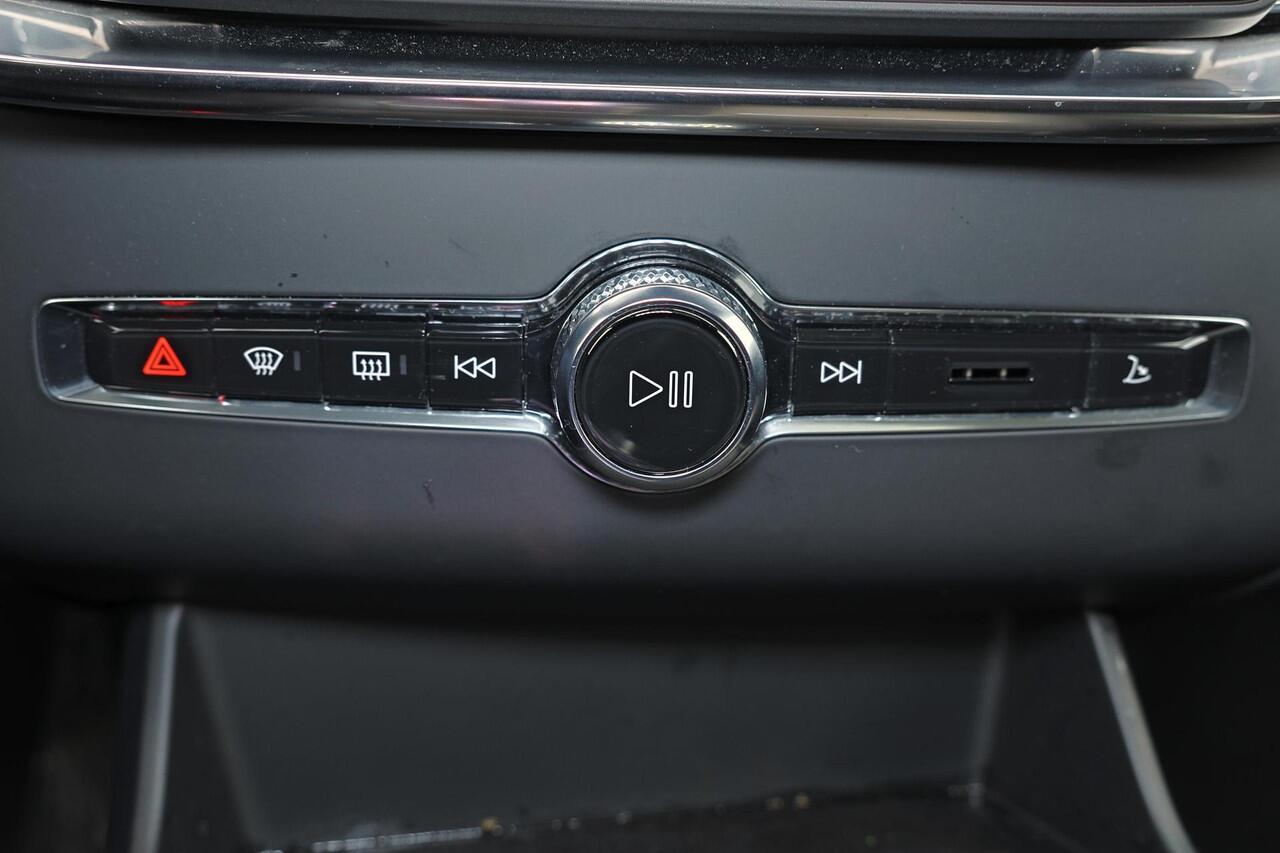 Volvo XC90 T8 Recharge AWD Ultra Dark - Luchtvering - Panorama/schuifdak - IntelliSafe Assist & Surround - 360º Camera - Bowers & Wilkins audio - Adaptieve LED koplampen - Verwarmde voorstoelen, stuur & achterbank - Parkeersensoren voor & achter - Elektr. bedienb. v