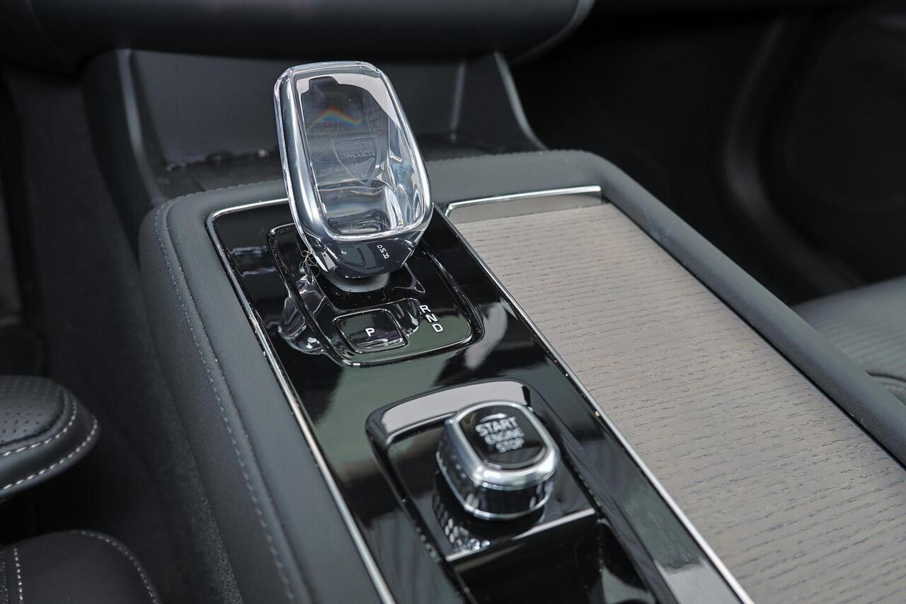 Volvo XC90 T8 Recharge AWD Ultra Dark - Luchtvering - Panorama/schuifdak - IntelliSafe Assist & Surround - 360º Camera - Bowers & Wilkins audio - Adaptieve LED koplampen - Verwarmde voorstoelen, stuur & achterbank - Parkeersensoren voor & achter - Elektr. bedienb. v