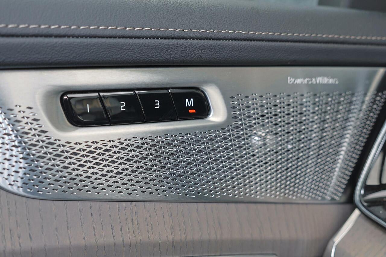 Volvo XC90 T8 Recharge AWD Ultra Dark - Luchtvering - Panorama/schuifdak - IntelliSafe Assist & Surround - 360º Camera - Bowers & Wilkins audio - Adaptieve LED koplampen - Verwarmde voorstoelen, stuur & achterbank - Parkeersensoren voor & achter - Elektr. bedienb. v