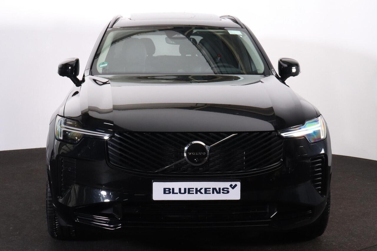 Volvo XC90 T8 Recharge AWD Ultra Dark - Luchtvering - Panorama/schuifdak - IntelliSafe Assist & Surround - 360º Camera - Bowers & Wilkins audio - Adaptieve LED koplampen - Verwarmde voorstoelen, stuur & achterbank - Parkeersensoren voor & achter - Elektr. bedienb. v