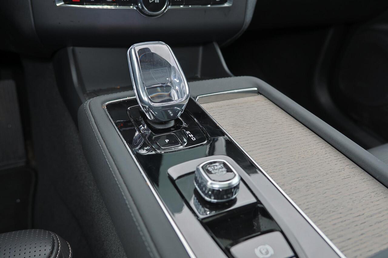 Volvo XC90 T8 Recharge AWD Ultra Dark - Luchtvering - Panorama/schuifdak - IntelliSafe Assist & Surround - 360º Camera - Bowers & Wilkins audio - Adaptieve LED koplampen - Verwarmde voorstoelen, stuur & achterbank - Parkeersensoren voor & achter - Elektr. bedienb. v