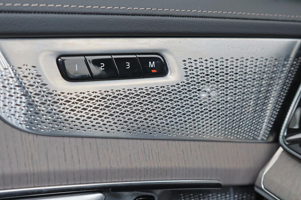 Volvo XC90 T8 Recharge AWD Ultra Dark - Luchtvering - Panorama/schuifdak - IntelliSafe Assist & Surround - 360º Camera - Bowers & Wilkins audio - Adaptieve LED koplampen - Verwarmde voorstoelen, stuur & achterbank - Parkeersensoren voor & achter - Elektr. bedienb. v