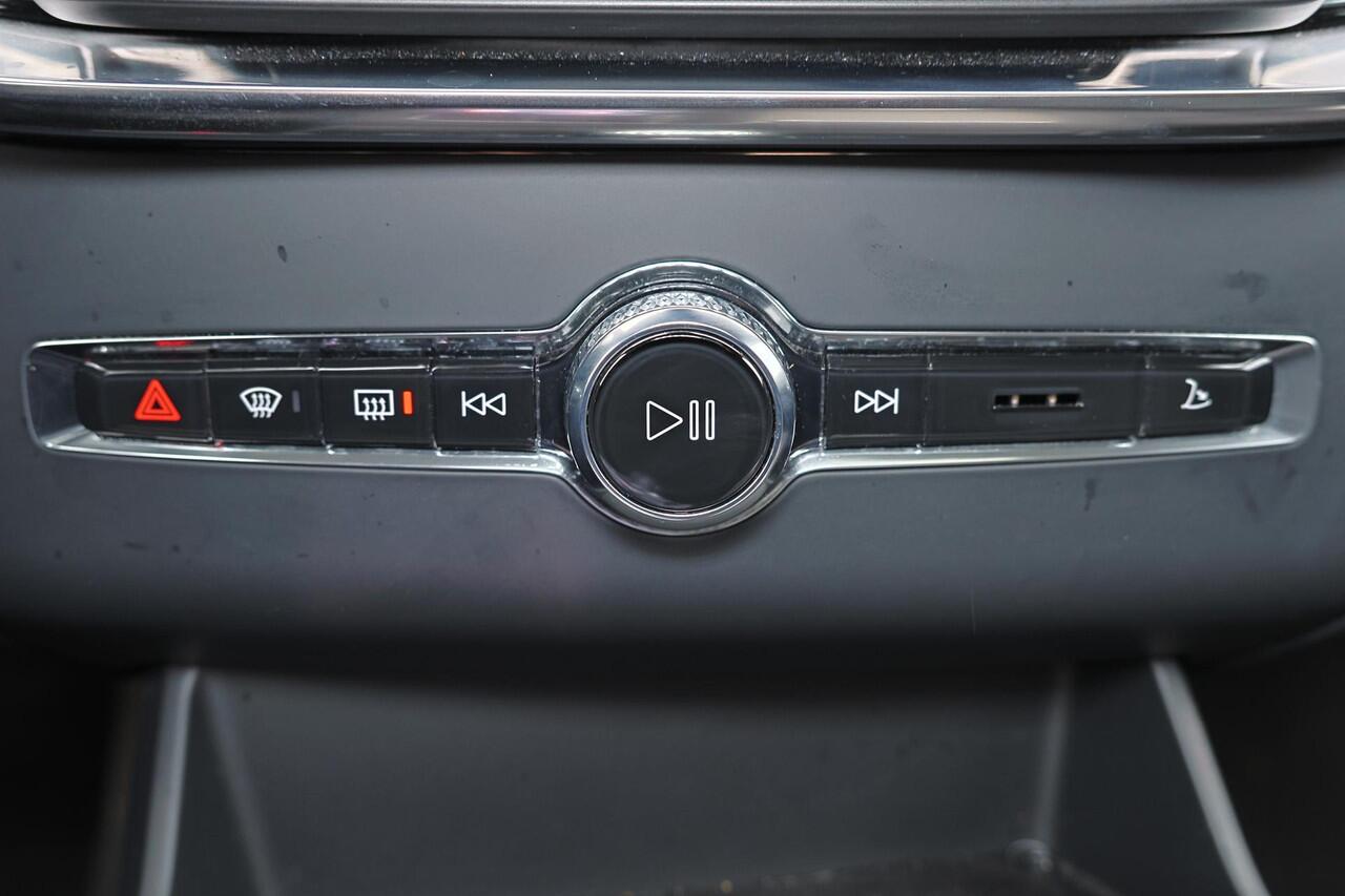 Volvo XC90 T8 Recharge AWD Ultra Dark - Luchtvering - Panorama/schuifdak - IntelliSafe Assist & Surround - 360º Camera - Bowers & Wilkins audio - Adaptieve LED koplampen - Verwarmde voorstoelen, stuur & achterbank - Parkeersensoren voor & achter - Elektr. bedienb. v