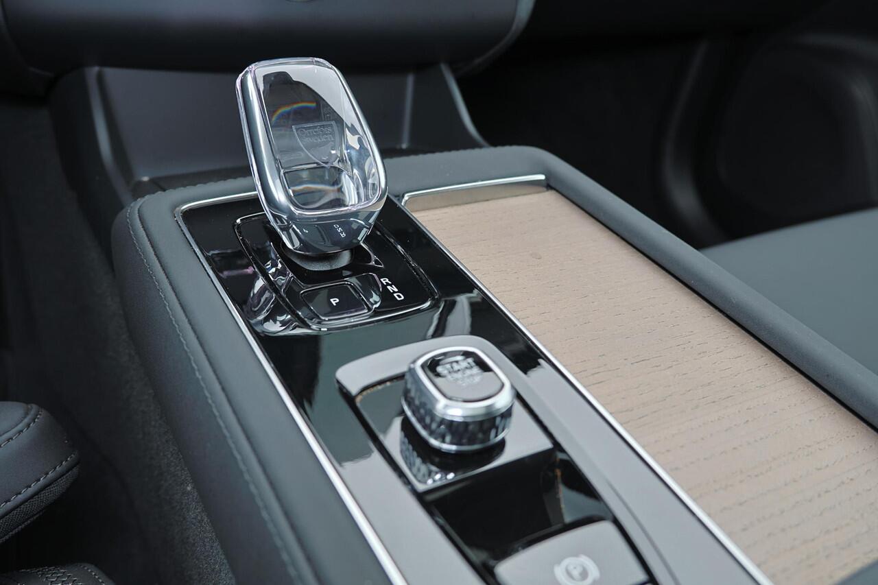 Volvo XC90 T8 Recharge AWD Ultra Dark - Luchtvering - Panorama/schuifdak - IntelliSafe Assist & Surround - 360º Camera - Bowers & Wilkins audio - Adaptieve LED koplampen - Verwarmde voorstoelen, stuur & achterbank - Parkeersensoren voor & achter - Elektr. bedienb. v