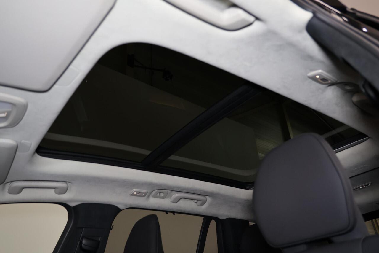 Volvo XC90 T8 Recharge AWD Ultra Dark - Luchtvering - Panorama/schuifdak - IntelliSafe Assist & Surround - 360º Camera - Bowers & Wilkins audio - Adaptieve LED koplampen - Verwarmde voorstoelen, stuur & achterbank - Parkeersensoren voor & achter - Elektr. bedienb. v