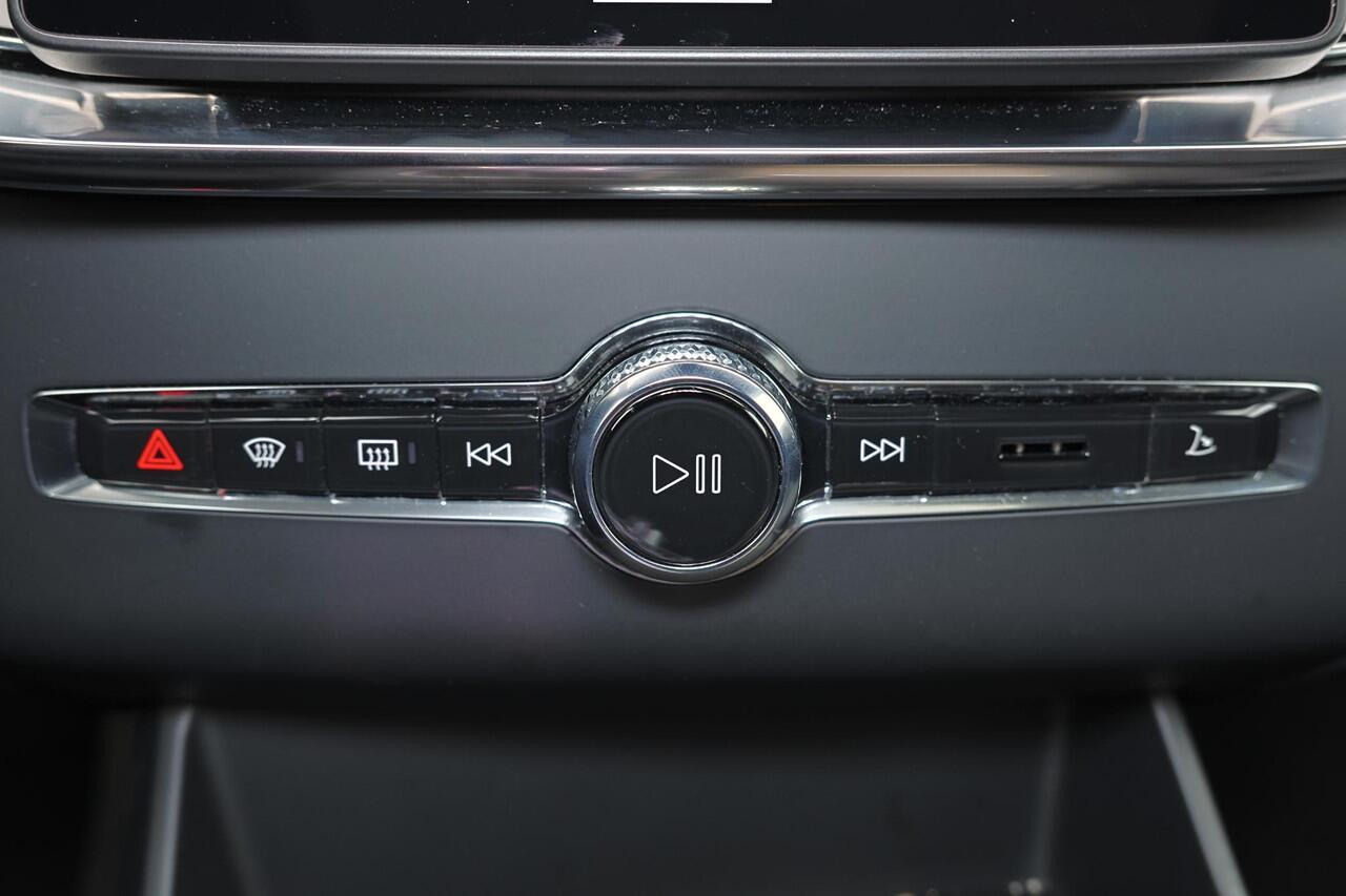 Volvo XC90 T8 Recharge AWD Ultra Dark - Luchtvering - Panorama/schuifdak - IntelliSafe Assist & Surround - 360º Camera - Bowers & Wilkins audio - Adaptieve LED koplampen - Verwarmde voorstoelen, stuur & achterbank - Parkeersensoren voor & achter - Elektr. bedienb. v