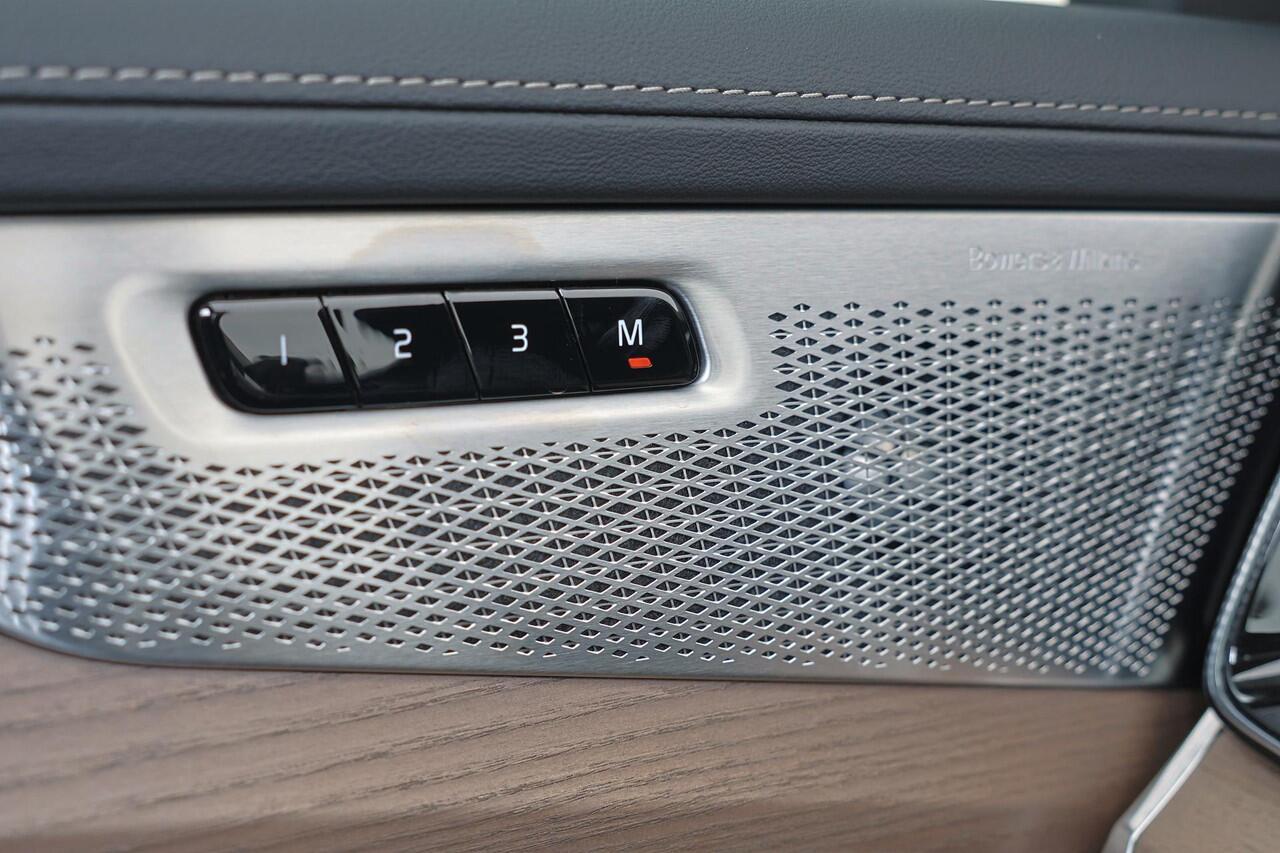 Volvo XC90 T8 Recharge AWD Ultra Dark - Luchtvering - Panorama/schuifdak - IntelliSafe Assist & Surround - 360º Camera - Bowers & Wilkins audio - Adaptieve LED koplampen - Verwarmde voorstoelen, stuur & achterbank - Parkeersensoren voor & achter - Elektr. bedienb. v