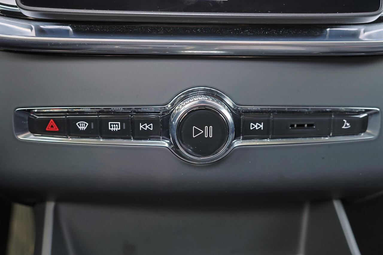 Volvo XC90 T8 Recharge AWD Plus Bright - Luchtvering - Panorama/schuifdak - IntelliSafe Assist & Surround - 360º Camera - Harman/Kardon audio - Adaptieve LED koplampen - Verwarmde voorstoelen, stuur & achterbank - Parkeersensoren voor & achter - Elektr. bedienb. voo