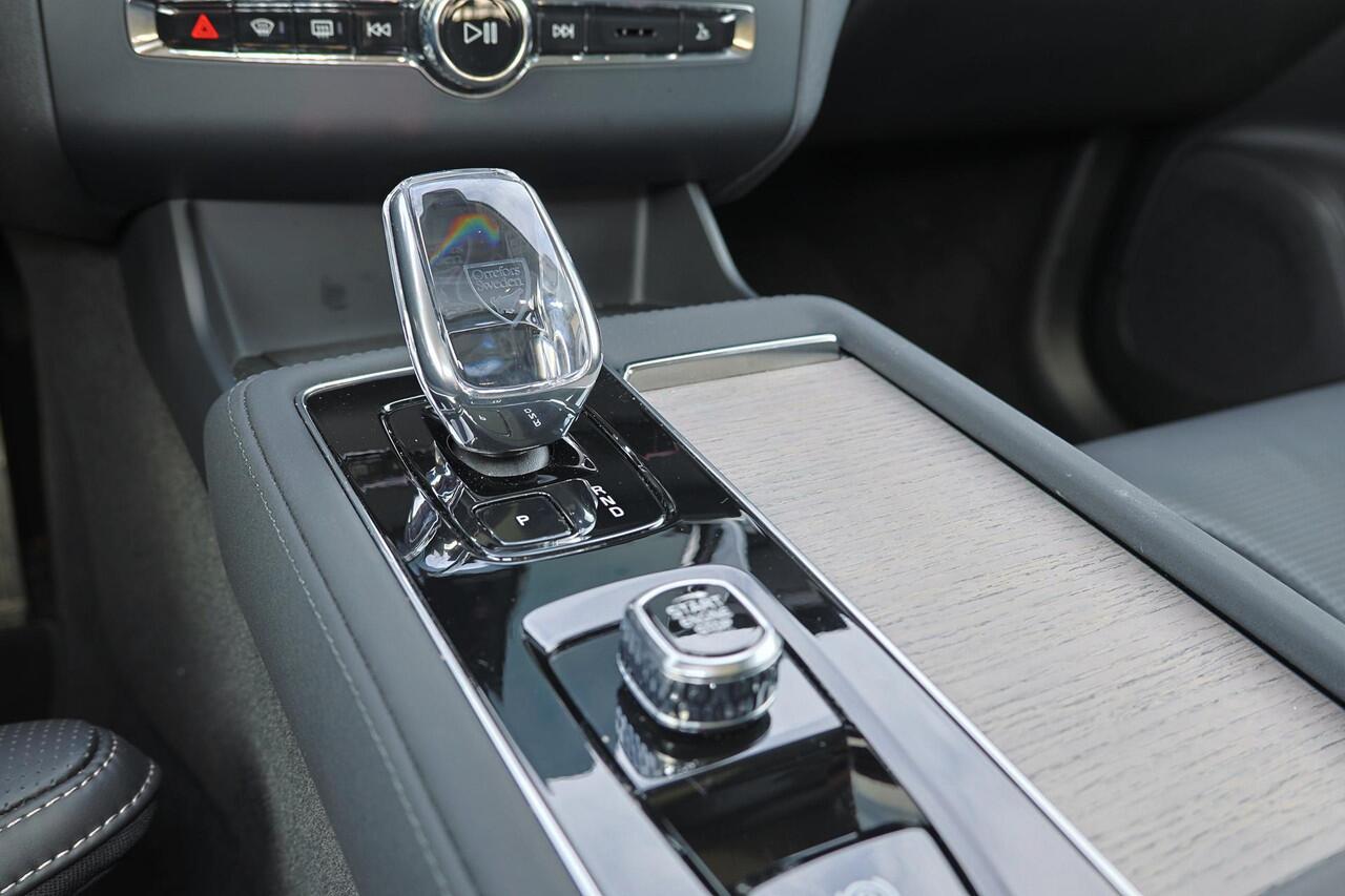 Volvo XC90 T8 Recharge AWD Plus Bright - Luchtvering - Panorama/schuifdak - IntelliSafe Assist & Surround - 360º Camera - Harman/Kardon audio - Adaptieve LED koplampen - Verwarmde voorstoelen, stuur & achterbank - Parkeersensoren voor & achter - Elektr. bedienb. voo