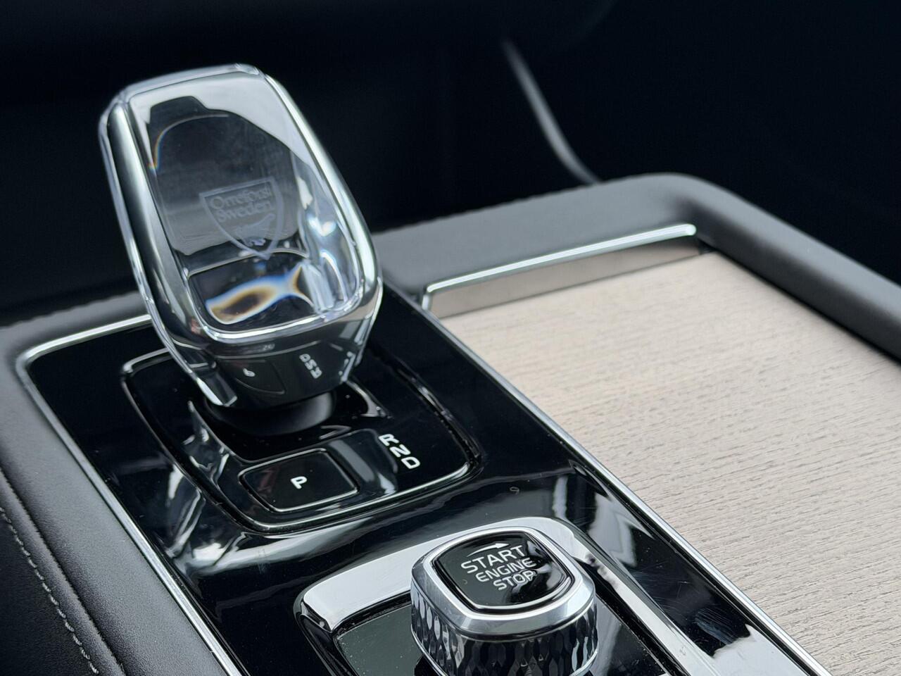Volvo XC90 2.0 T8 Plug-in hybrid AWD Ultra Dark Panorama dak / Head-up display / Luchtvering / Elektr. stoelverstelling / Stoel-, stuur-, achterbank verwarming / Bowers & Wilkins