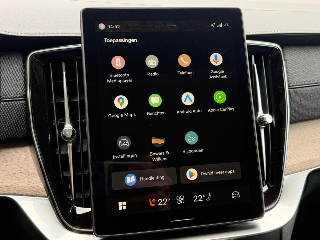 Volvo XC90 2.0 T8 Plug-in hybrid AWD Ultra Dark Panorama dak / Head-up display / Luchtvering / Elektr. stoelverstelling / Stoel-, stuur-, achterbank verwarming / Bowers & Wilkins