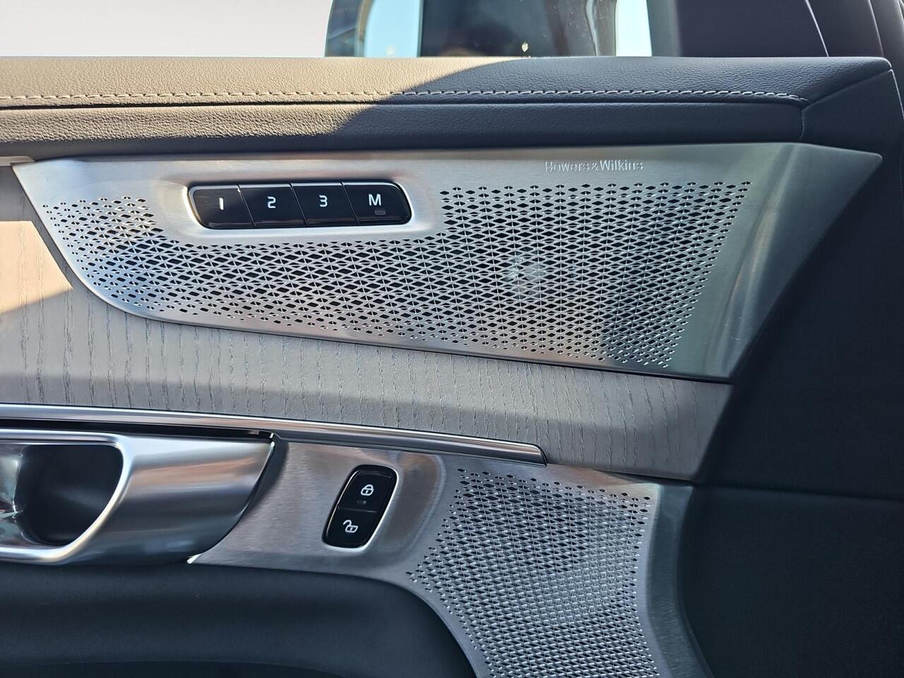 Volvo XC90 2.0 T8 Plug-in hybrid AWD Plus Bright | Luchtvering | Trekhaak | Bowers & Wilkins audio | Panoramadak |