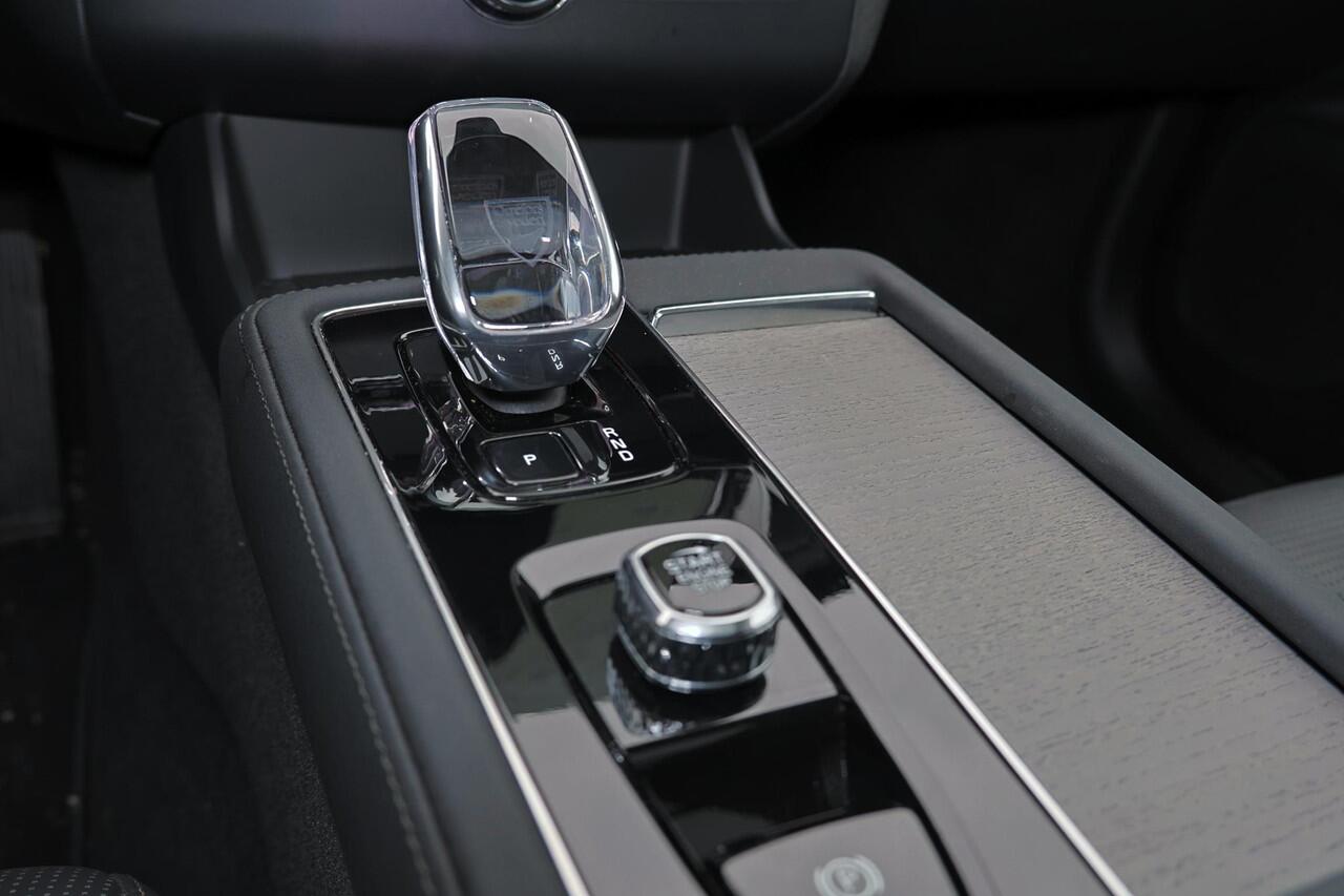 Volvo XC90 T8 Recharge AWD Ultra Dark - Luchtvering - Panorama/schuifdak - IntelliSafe Assist & Surround - 360º Camera - Bowers & Wilkins audio - Adaptieve LED koplampen - Verwarmde voorstoelen, stuur & achterbank - Parkeersensoren voor & achter - Elektr. bedienb. v