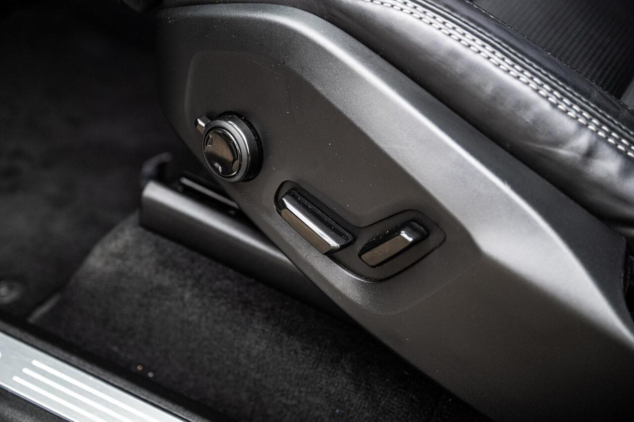 Volvo XC90 2.0 T8 Plug-in hybrid AWD Ultra Dark | Adaptieve Cruise Control | Luchtvering | Trekhaak | Panoramadak | Bowers & Wilkins Audio | Nappa Lederen Bekleding | Stoel-/Stuurverwarming | 360 Parkeercamera | 21" Velgen | Stoelventilatie | Massagefuntie voorstoel