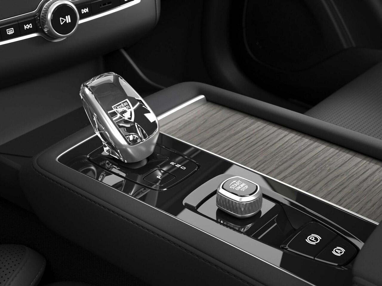 Volvo XC90 2.0 T8 Plug-in hybrid AWD Ultra Dark Automaat / Panoramadak / Luchtvering / 22" velgen / Privacy Glass / Massage stoelen / MY2026